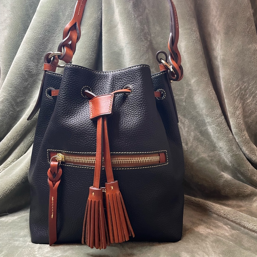 NWOT Dooney & Bourke Pebble Grain Drawstring Tassel Bucket Bag – Black/Brown
